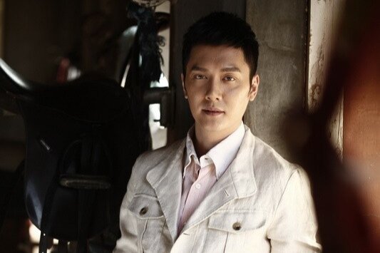 Актёр Фэн Шаофэн.