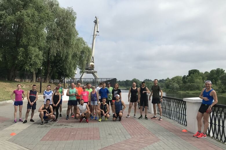 Фотосессия в рыбинске. Гомель город в белоруссии. Сож гомель теплоход брест. Красивая пара на скамейке. Памятник первому жителю гомеля на набережной реки сож.