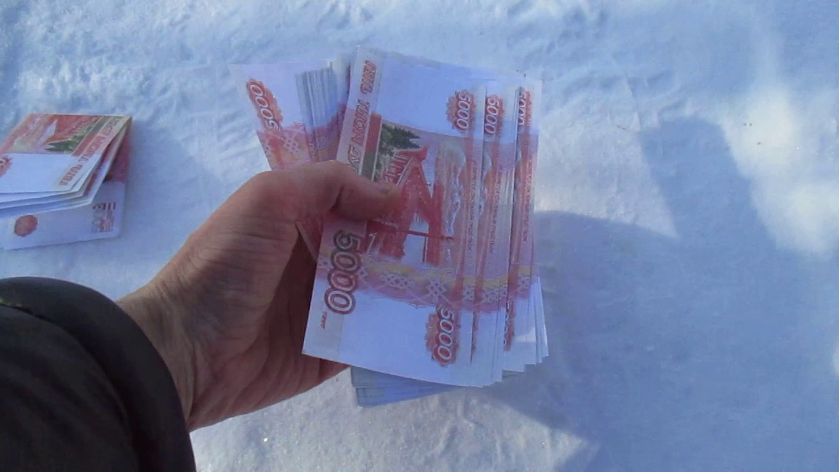 Нашла 5000 рублей. Нашел деньги. Пятитысячная купюра. Пачка денег в руках. Найти деньги на улице.