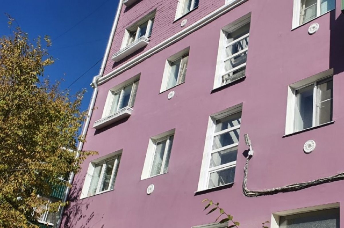    Фасад дома на Новобульварной в Чите покрасили в лавандовый цвет