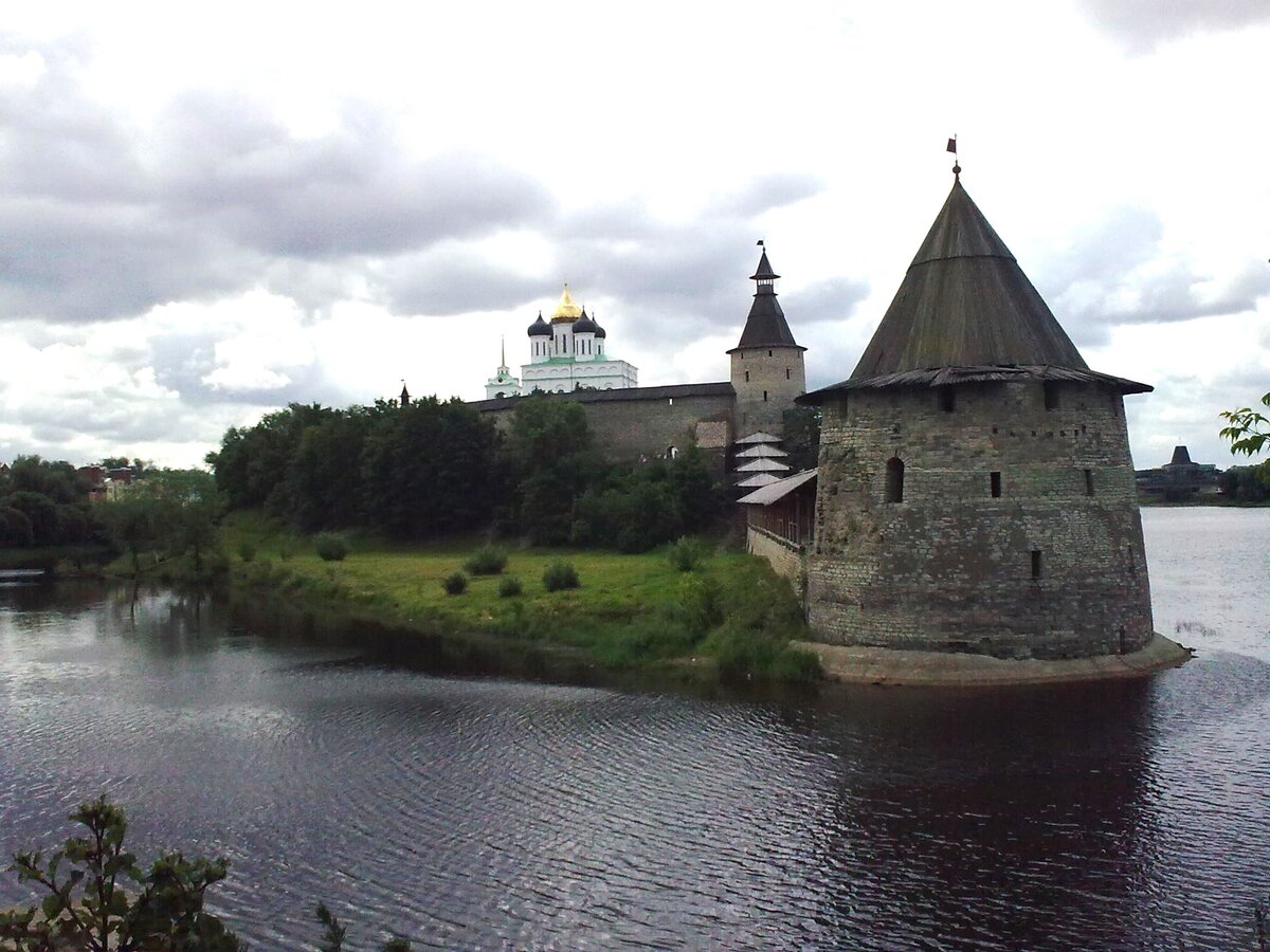 Плоская башня у слияния рек Псковы и Великой. Фото Ирины Ярич, июнь 2011 г.