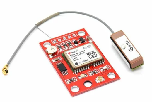 Модуль NEO-6M GPS — это компактное устройство, которое используется для определения координат и времени с помощью спутниковой системы GPS. Модуль NEO-6M GPS включает в себя высокочувствительный приемник GPS-сигналов, а также микроконтроллер для обработки полученных данных.