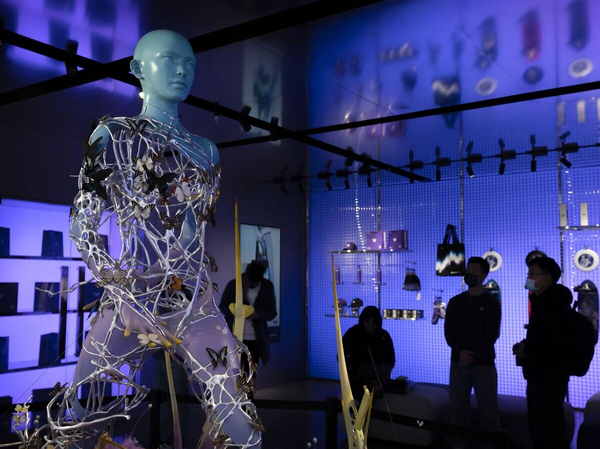    Посетители в концептуальном магазине китайского производителя электромобилей Jidu в Пекине© AP Photo / Mark Schiefelbein