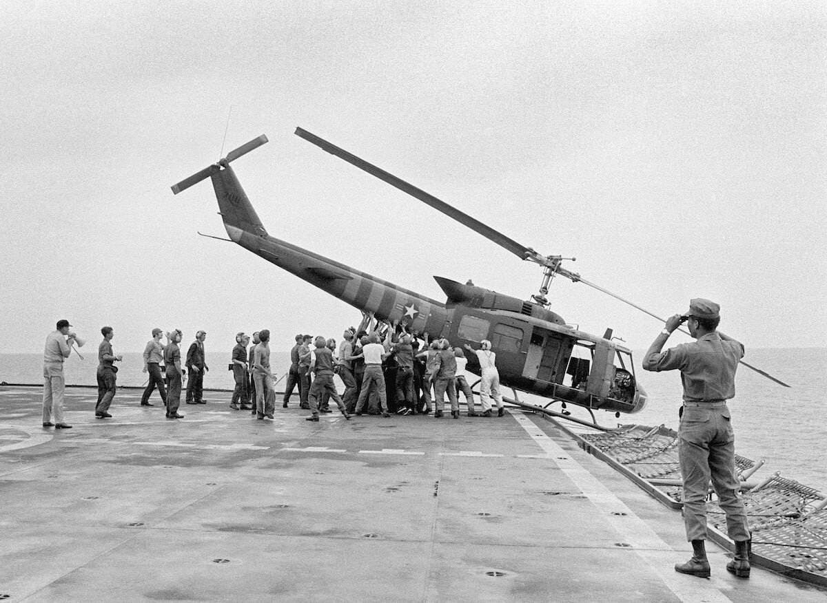 Сбежавший вертолет. Операция США - "порывистый ветер". Сайгон, 1975. Операция порывистый ветер Сайгон. Операция порывистый ветер Сайгон вертолет.