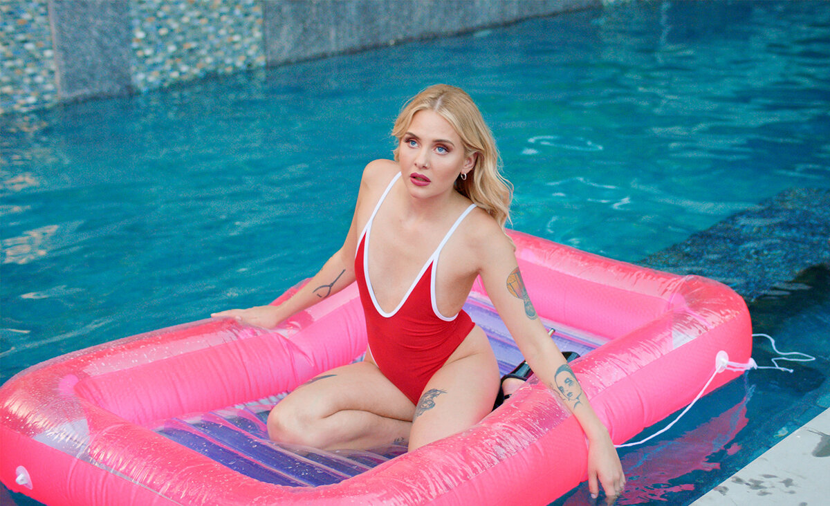 Кадр из фильма «Удовольствие», реж. Нинья Тюберг, 2021