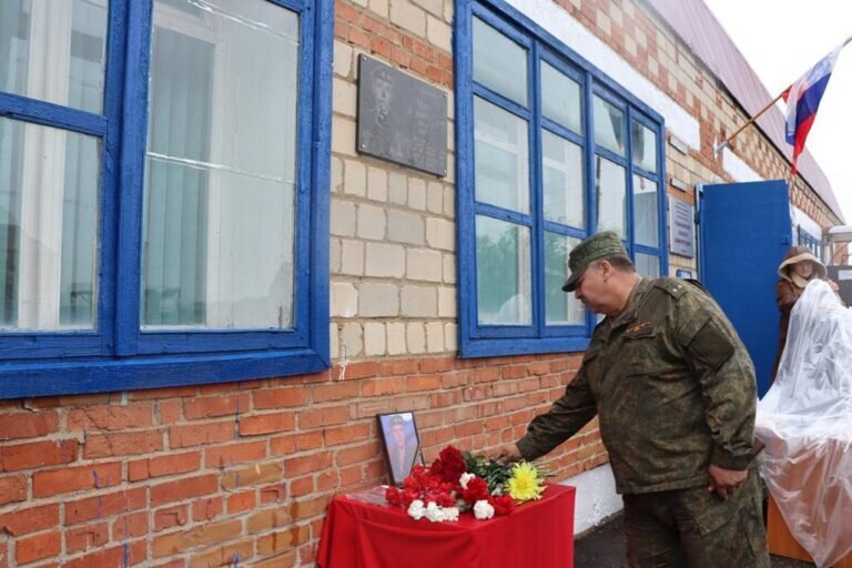    В Гайском округе установили памятную доску бойцу СВО Дмитрию Власову Марина Шарт