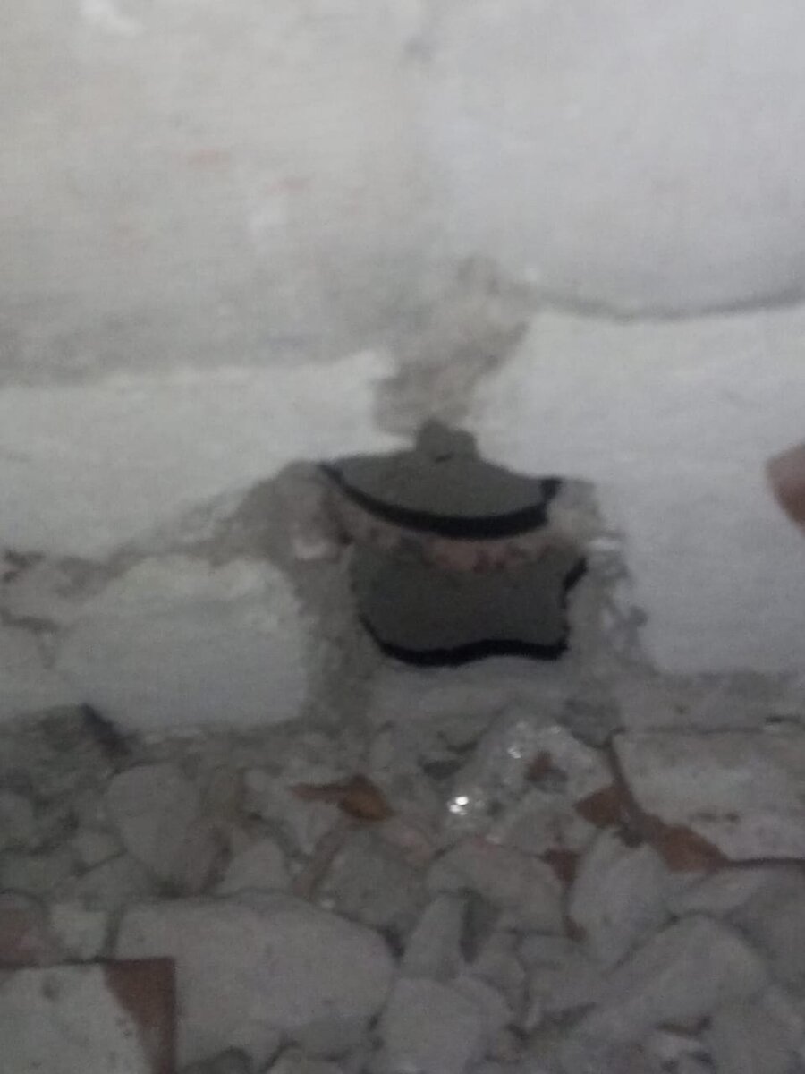 Вход в вертикальную полость в бетонной плите