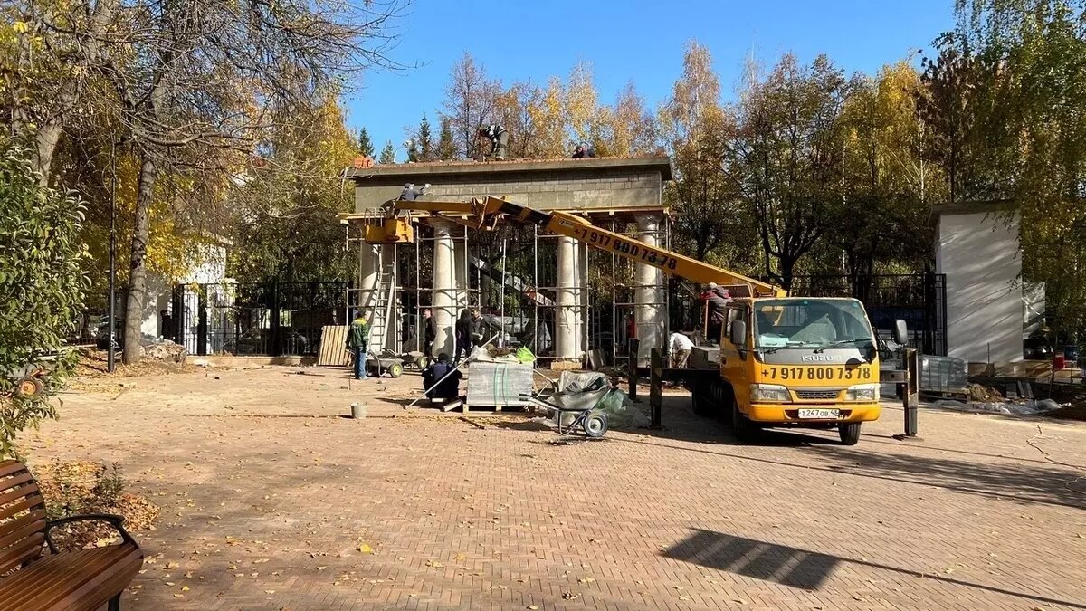     Ранее входная группа была демонтировала и отправлена на реконструкцию.