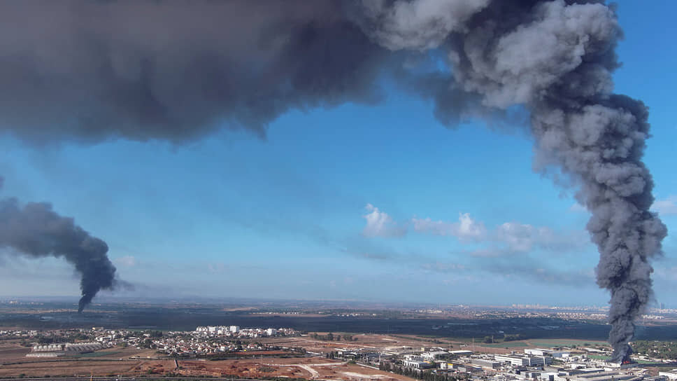 Фото: Ilan Rosenberg / Reuters📷В районе Реховота виден дым от ракет из сектора Газа