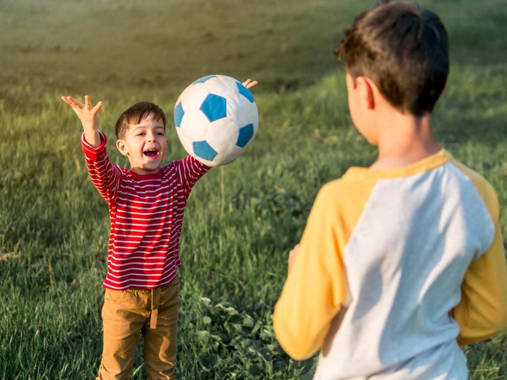 10 увлекательных игр для детей на улице. Как сделать детский досуг более  интересным | Журнал для мам Liberty Magazine | Дзен