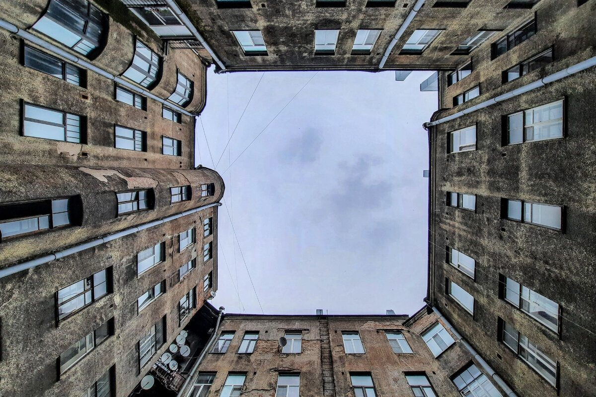 Выборг, дом АО "Альфа", двор-колодец