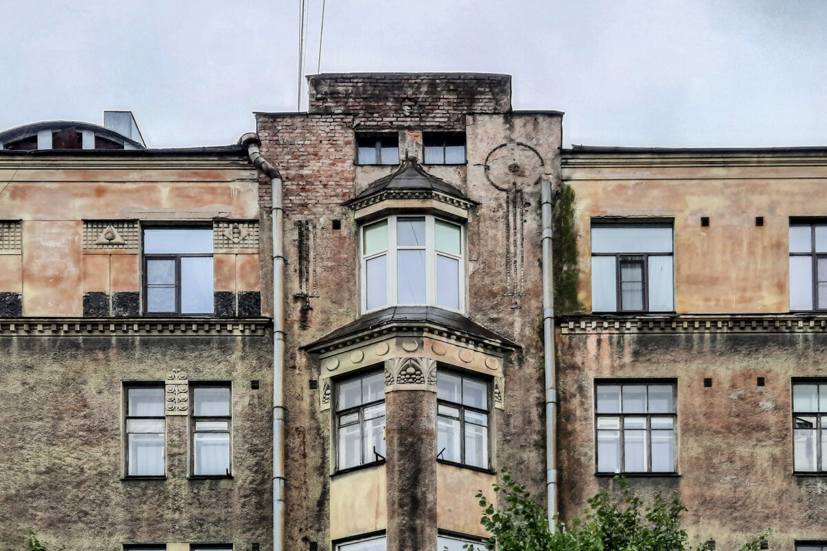 Выборг, дом АО "Альфа", декор части верхнего этажа