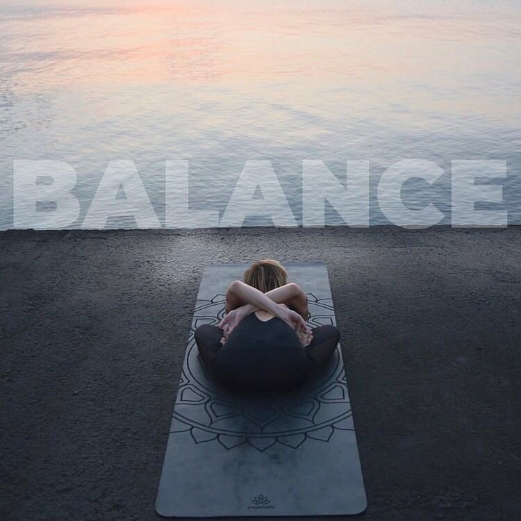 на фото каучуковый нескользящий коврик для йоги Art Yogamatic Premium Om Grey