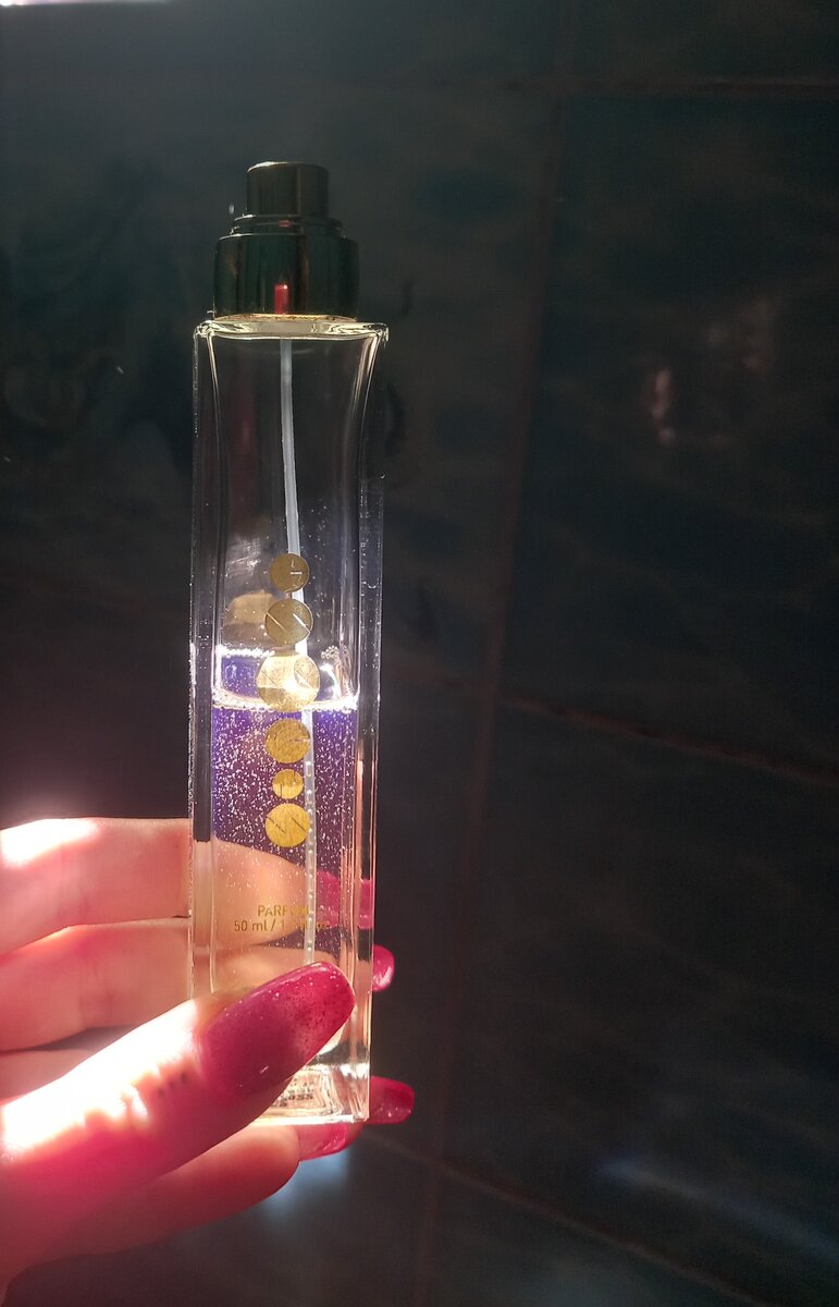 Если в вашем парфюме появляется множество пузырьков, которые медленно поднимаются вверх - поздравляю, у вас качественные духи!