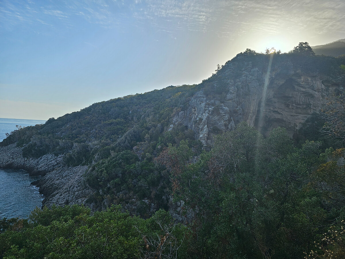 Вид сторону нашего пляжа с высоты. Он так спрятан, что и не поймешь, что внизу пляж.