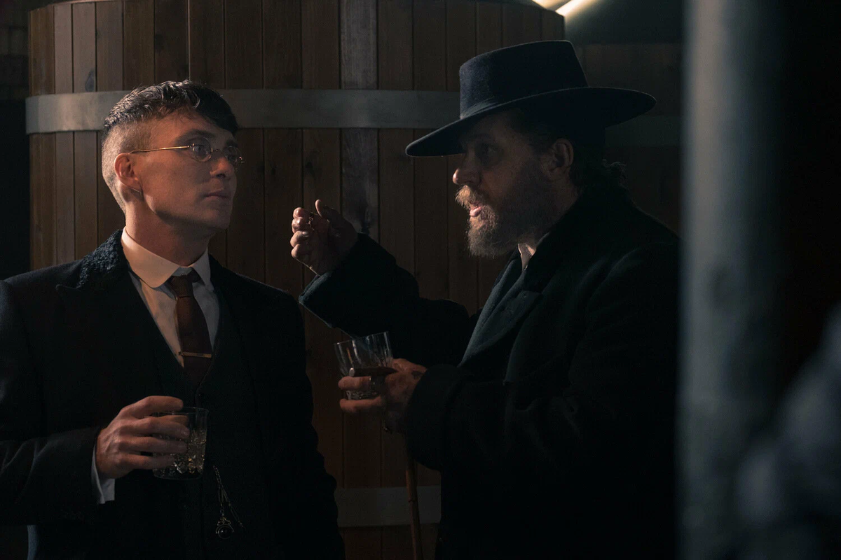 Кадр из сериала Острые козырьки в хорошем качестве, смотреть стоит. Источник - https://www.kinopoisk.ru/picture/3797402/