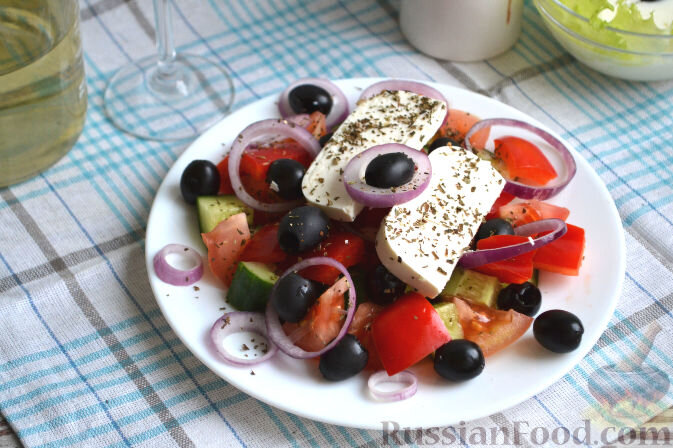 огурцы, помидоры, перец болгарский, лук красный, маслины, сыр фета, масло оливковое, орегано