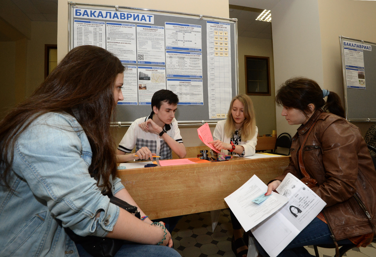 Абитуриент. Абитуриенты МГУ. Популярные специальности в вузах. МГУ поступление. Поступить в МГУ.