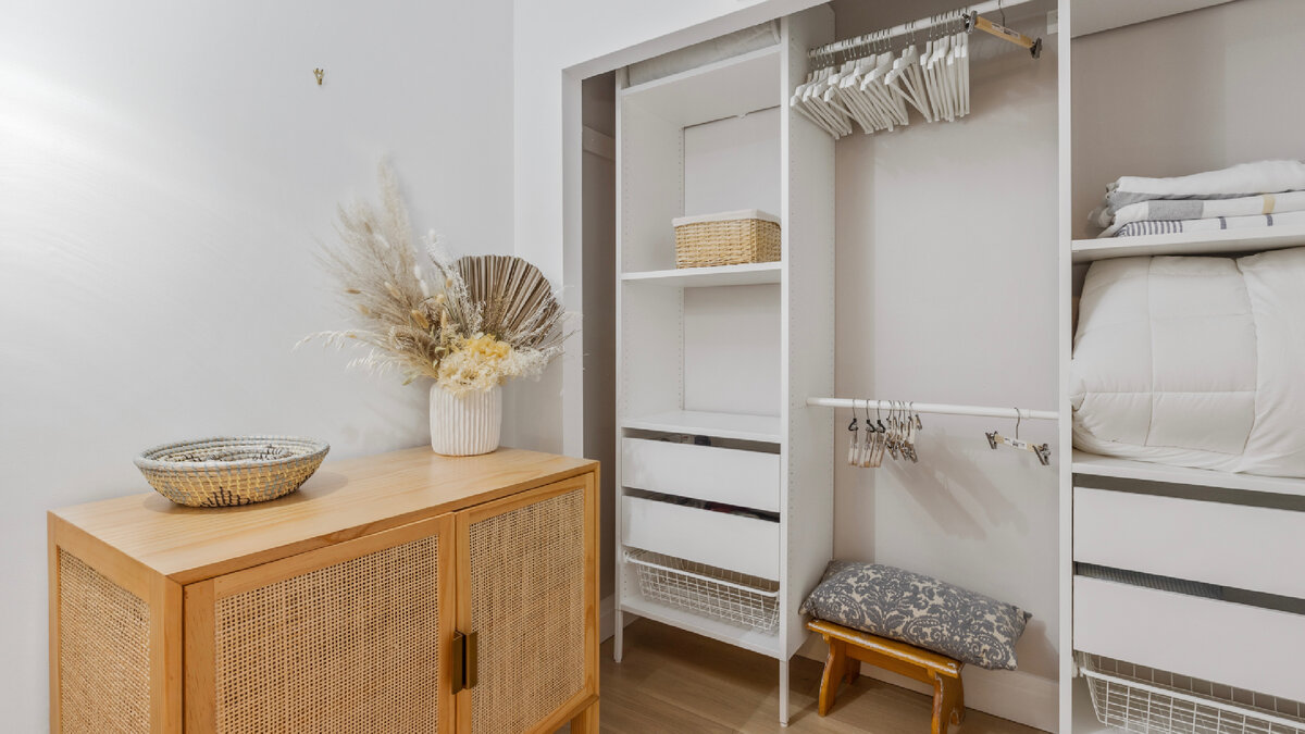 Полки нужны для хранения, а не для заполнения