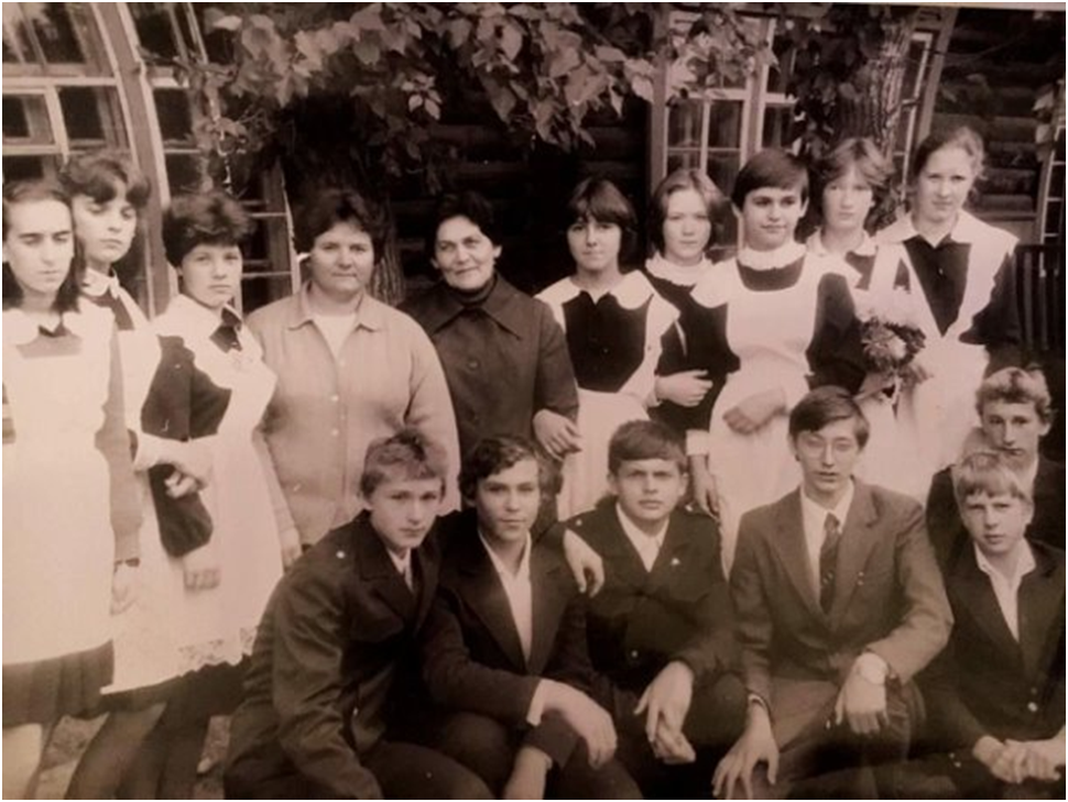 Фотография № 2. Первое сентября 1982 года. 9«А» класс МСШ № 1 с классными руководителями. Слева направо: Первый ряд: № 1 – Колчин Никита,№ 2 – Пономарев Игорь, № 3 – Домрачев Александр, № 4 – Федоров Андрей, № 5 – Захаров Николай, № 6 – Петушков Павел. Второй ряд:№ 1 – Станкевич Елена;№ 2 – Виговская Елена; № 3 – Черных Оксана; № 4 – Пугановская Антонина Федоровна, классный руководитель с четвертого по десятый классы; № 5 – Ферапонтова Любовь Николаевна, первый учитель класса в начальной школе; № 6 – Мурзина Марина; № 7 – Терещенко Ольга; № 8 – Гудзевич Оксана; № 9 – Пономарева Марина; № 10 – Полынцева Марина.
Отсутствуют: Безруких Валера, Варыгина Наталья, Макаруха Сергей, Мурзин Андрей, Новосельцев Андрей, Татаренко Алексей.
Координаты съёмки кадра: 58,1845 гр с.ш., 94,6664 гр в.д. Фотография предоставлена Гудзевич О.Я.