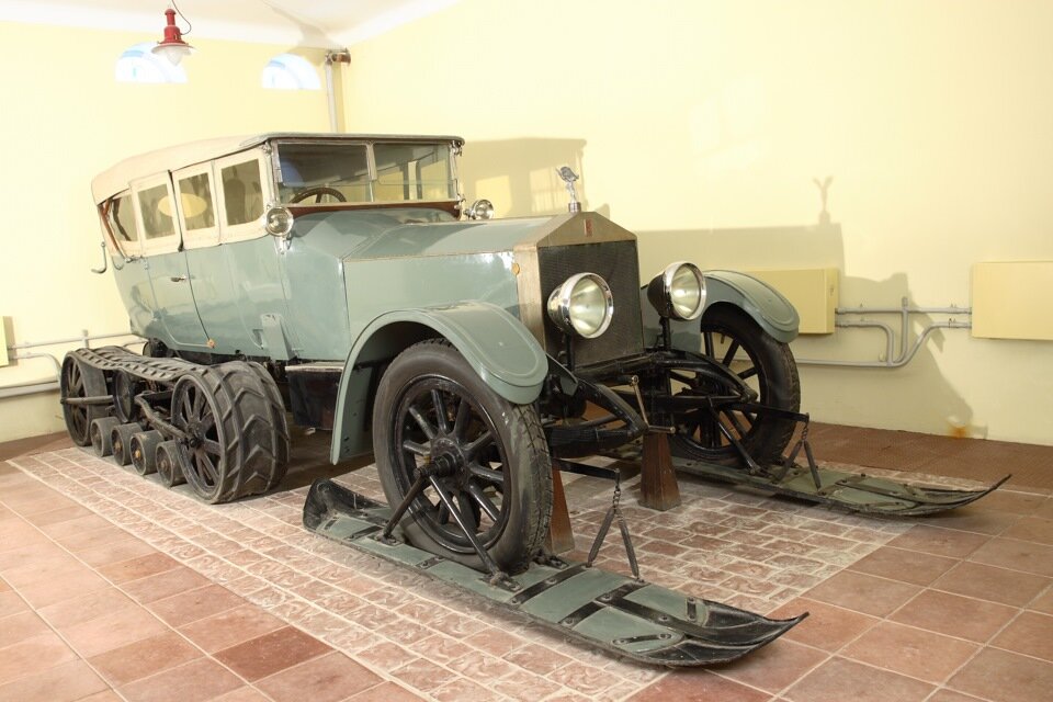 Автомобиль Rolls-Royce 40/50HP Silver Ghost,которыми пользовался В. И. Ленин. Машина модификации Континентал, оснащённая полугусеничным ходом.                                 Общие данные :                                                масса в снарежённом состоянии - 2700кг;                                наибольшая скорость-60 км/ч;                    расход топлива 35-38 л /100км;                                          Размеры, мм: длина - 6200;ширина - 2300;                                                               высота-2100; размер шин - 895×135;                                                        размер гусениц: ширина -385,толщина-40.  Двигател: число цилиндров-6;рабочий обьем-7428 см³;клапанный механизм-SV;степень сжатия-3,8;мощность - 75л. с. /55 кВт при 2200 об/мин. Коробка передач - четырёх ступенчатая. 