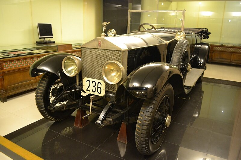 Автомобиль Rolls-Royce 40/50HP Silver Ghost,которыми пользовался В. И. Ленин. Машина модификации  Элпайн игл ,                                                          Общие данные :                                                масса в снарежённом состоянии - 2100кг;                                наибольшая скорость-125 км/ч;                    расход топлива 17-19 л /100км;                                          Размеры, мм: длина - 5035;ширина - 1850;                                                               высота-1920; размер шин - 895×135;                                                        Двигател: число цилиндров-6;рабочий обьем-7428 см³;клапанный механизм-SV;степень сжатия-3,8;мощность - 75л. с. /55 кВт при 2200 об/мин. Коробка передач - четырёх ступенчатая. 