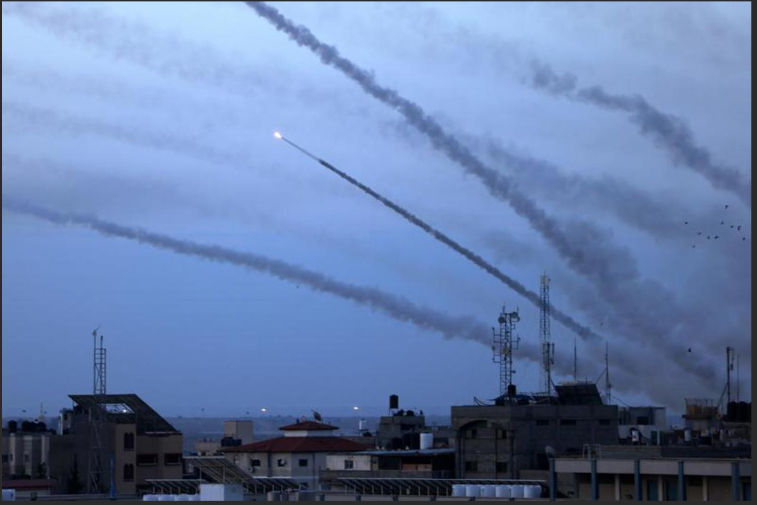 Небо расчерчено следами сотен арабских ракет