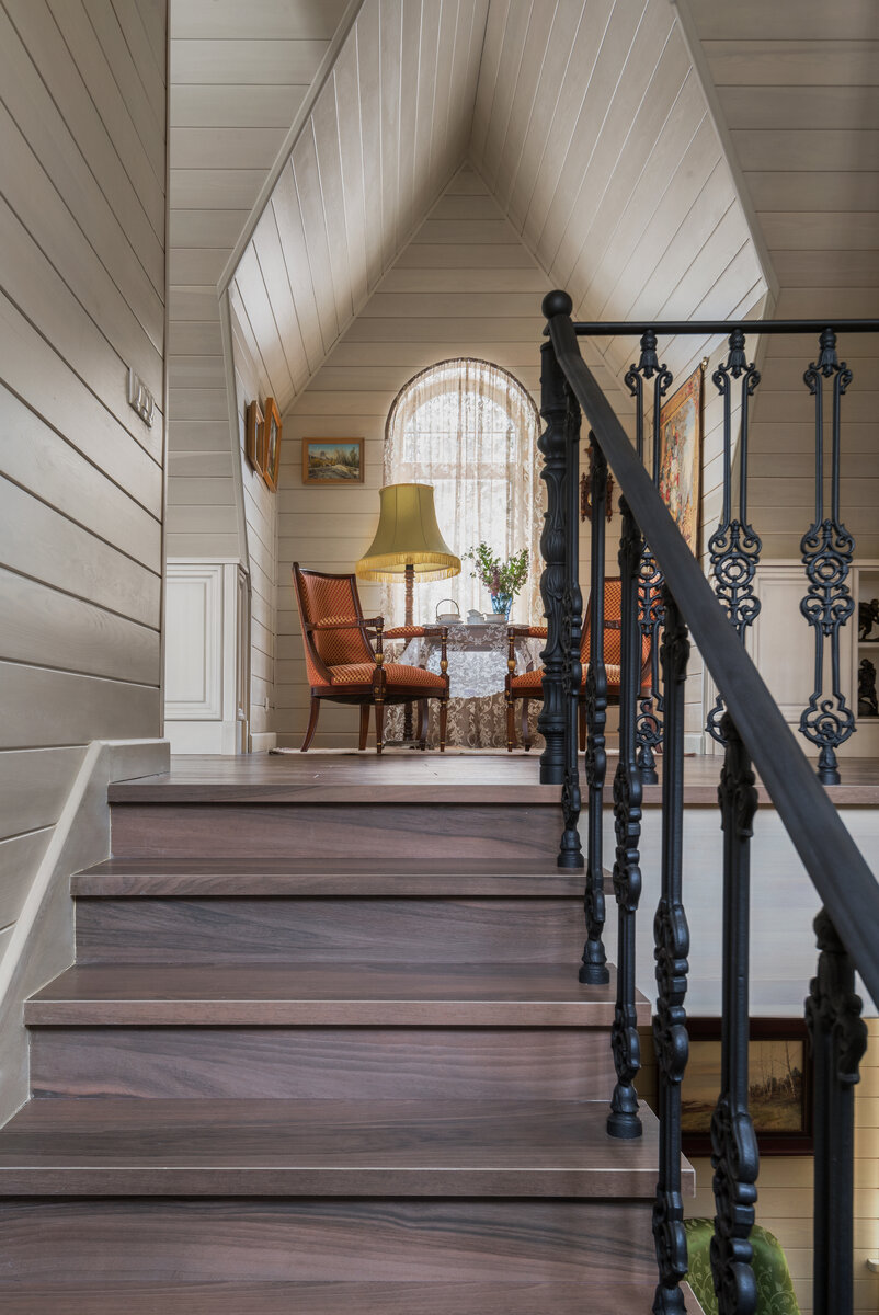 Лестница на мансарду в загородном доме по проекту Насоновой А. Металлическая каркасная лестница. Ступени выполнены из керамогранита