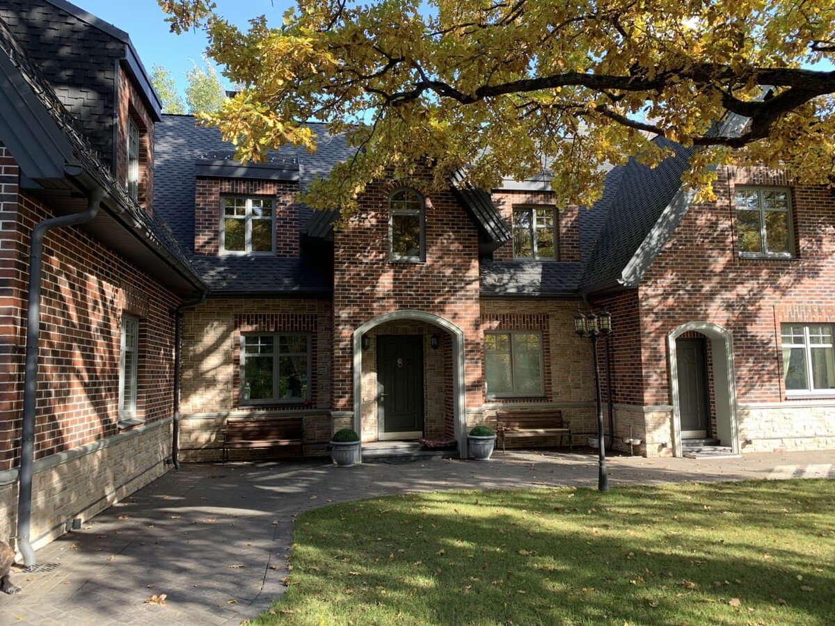 Одноэтажный с мансардой. Построет по каркасной технологи.