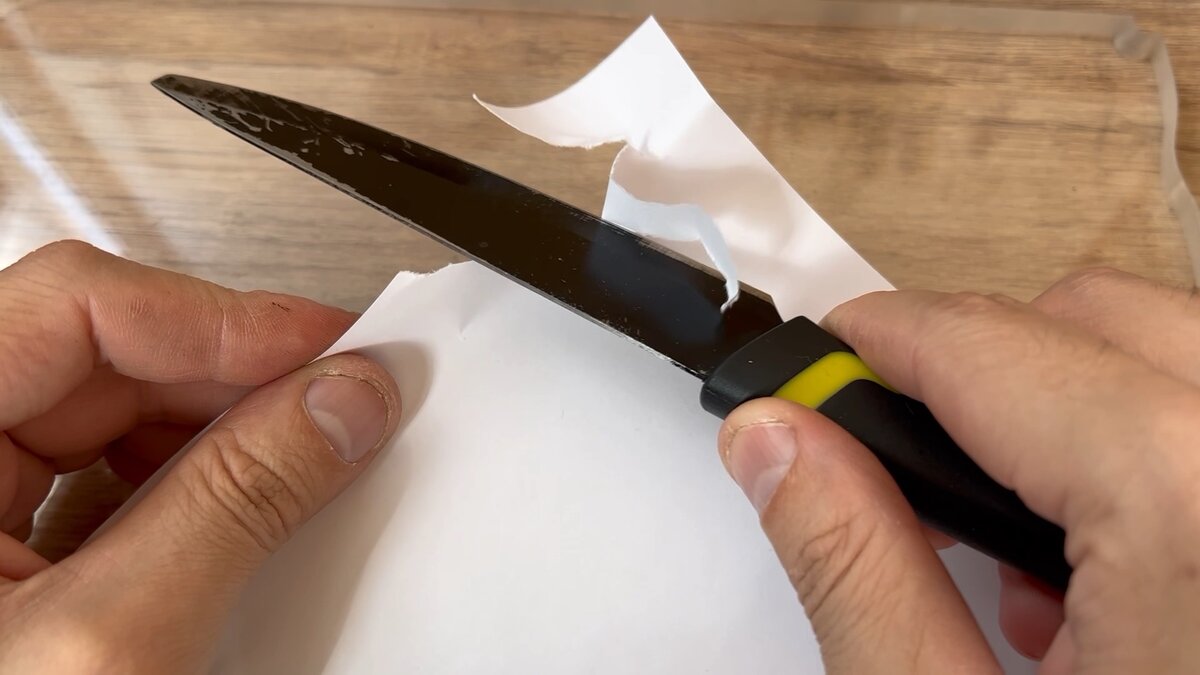 Нож только рвет лист и совсем не режет его.