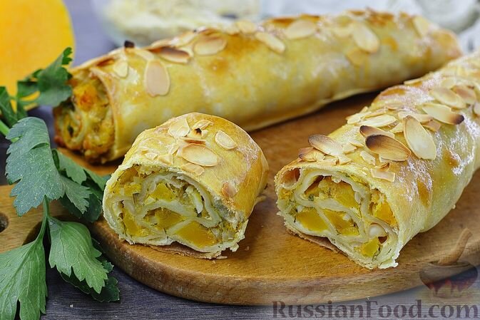 яйца, масло растительное, мука, вода, соль, сыр твёрдый, тыква, арахис, чеснок, зелень, мускатный орех молотый, перец молотый, миндальные хлопья