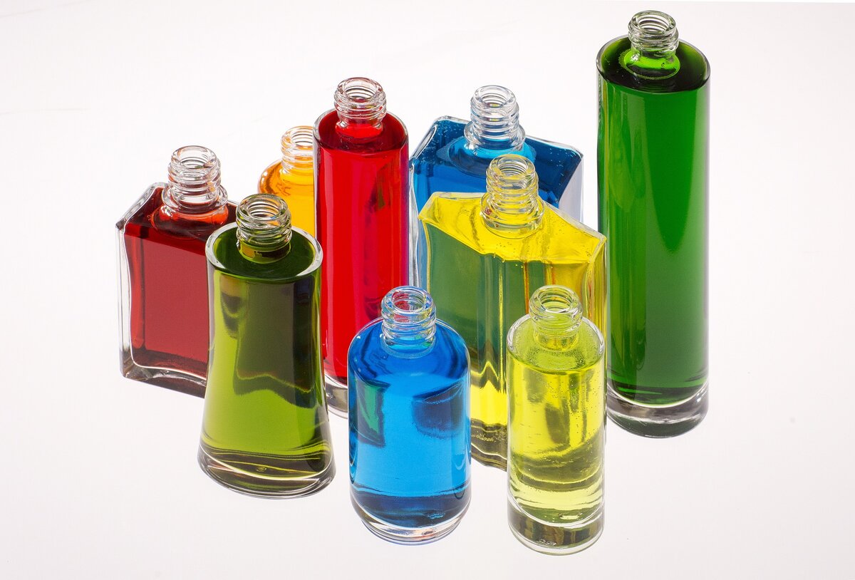 https://pixabay.com/photos/bottles-color-perfume-ideas-3735994/
