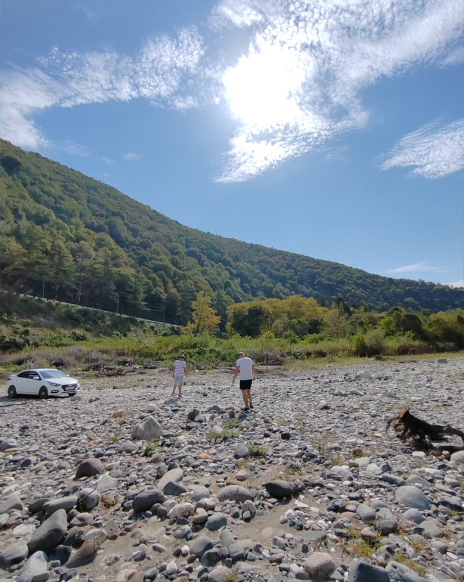 Антон и Женя возле реки Гумисты. 