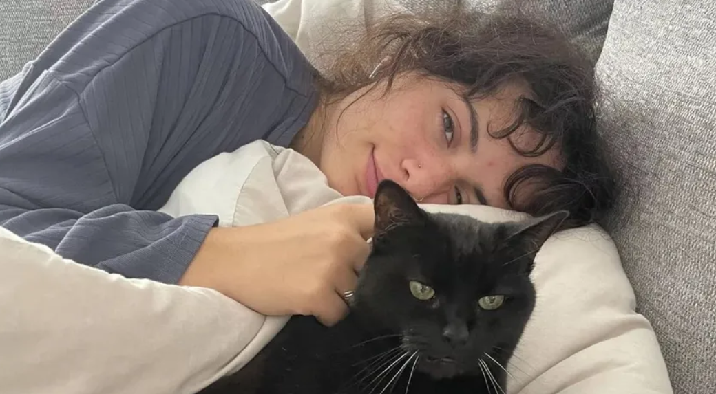 Белла Андреу может спать по 20 часов подряд. Фото: mirror.co.uk