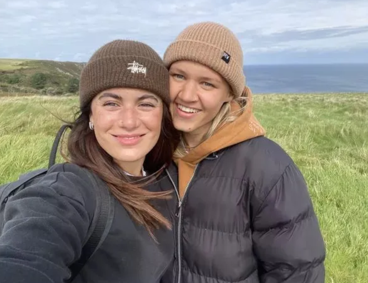 Белла с подругой Мэг. Фото: mirror.co.uk