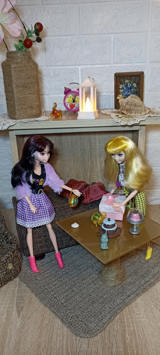 "Давай посмотрим мои новые кроссовки " Предложила Блонди. Чайник упал😀