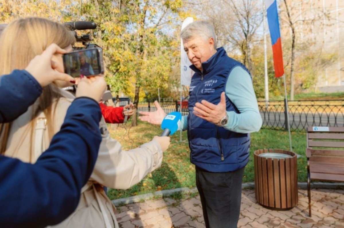    В Екатеринбурге благоустроили аллею и установили современные скамейки