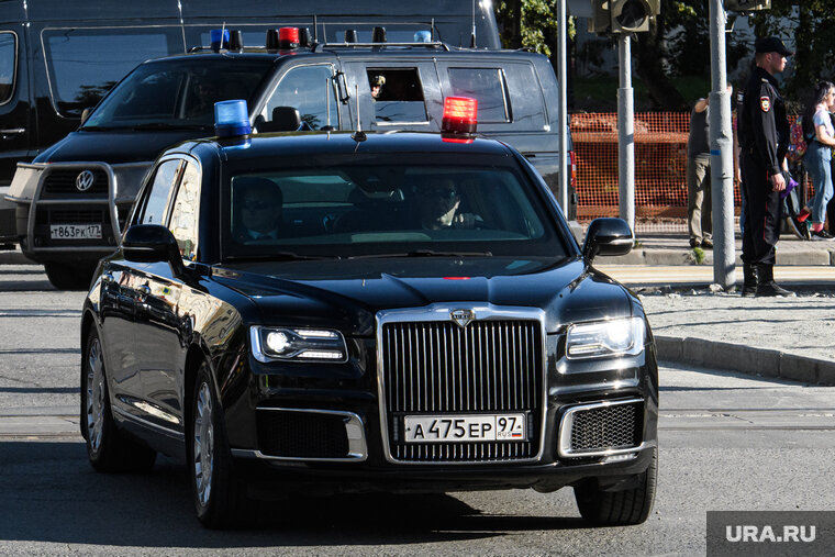    Владимир Путин прокатил Шавката Мирзиеева на внедорожнике Aurus (архивное фото)