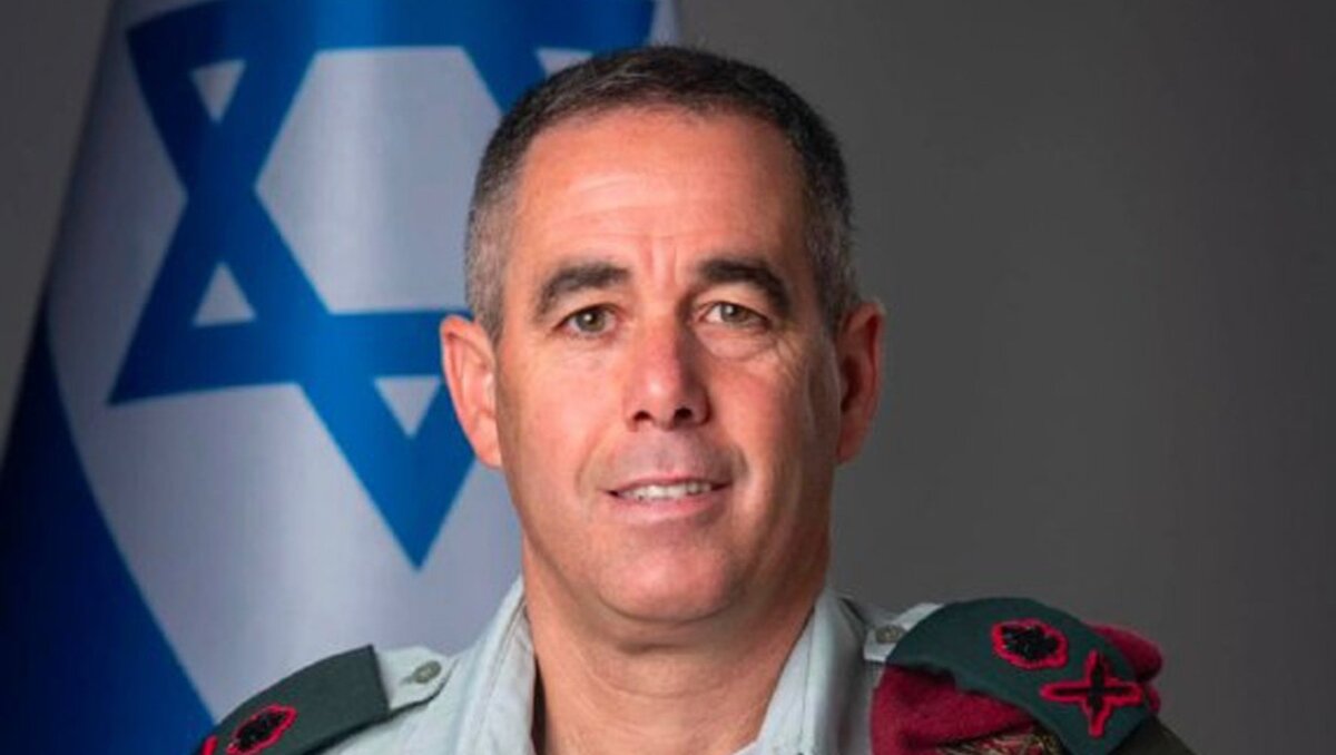     Представители палестинского исламистского движения «Хамас» заявили, что взяли в плен бригадного генерала армии Израиля Нимрода Алони. Боевики напали на его дом и схватили генерала. Его увезли в сектор Газа.