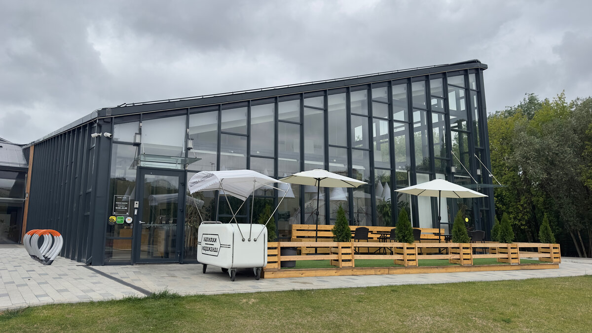 Вид на кафе со стороны парка "Яуза"