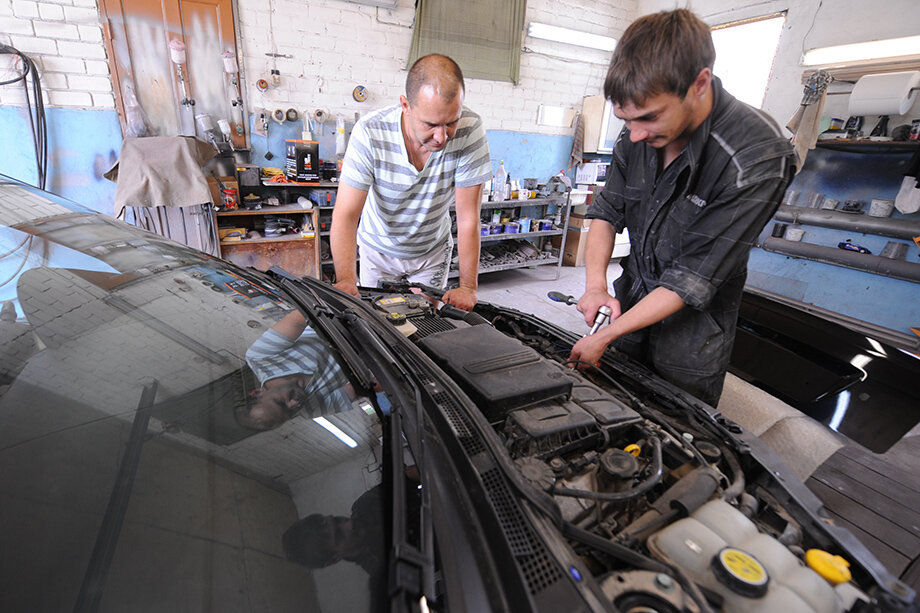 Россияне предпочитают чинить свои старые автомобили, а не покупать новые. Фото: Дмитрий Рогулин/ТАСС