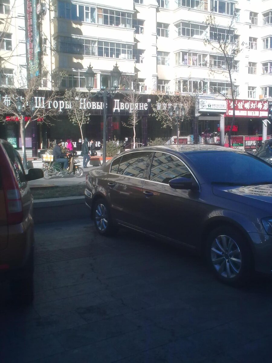 Около гостиницы.