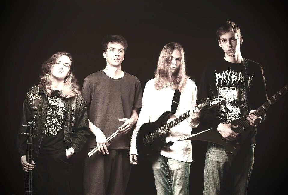 группа "Знак Зодиака" (слева на право): 🇷🇺Вероника Жаркова (бас), 🇷🇺Антон Украинский ( ударные), 🇷🇺Максим Гордзель (вокал, ритм гитара), 🇷🇺Руслан Гумеров (соло гитара).