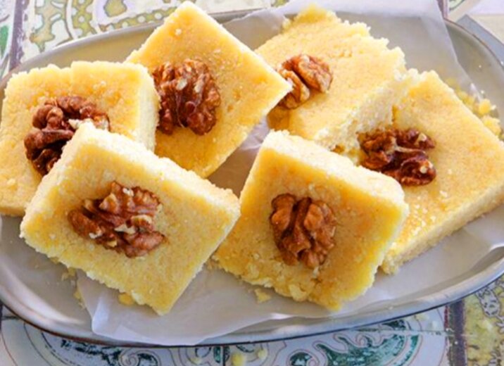 Дагестанская халва из муки, сахара, масла и орехов.