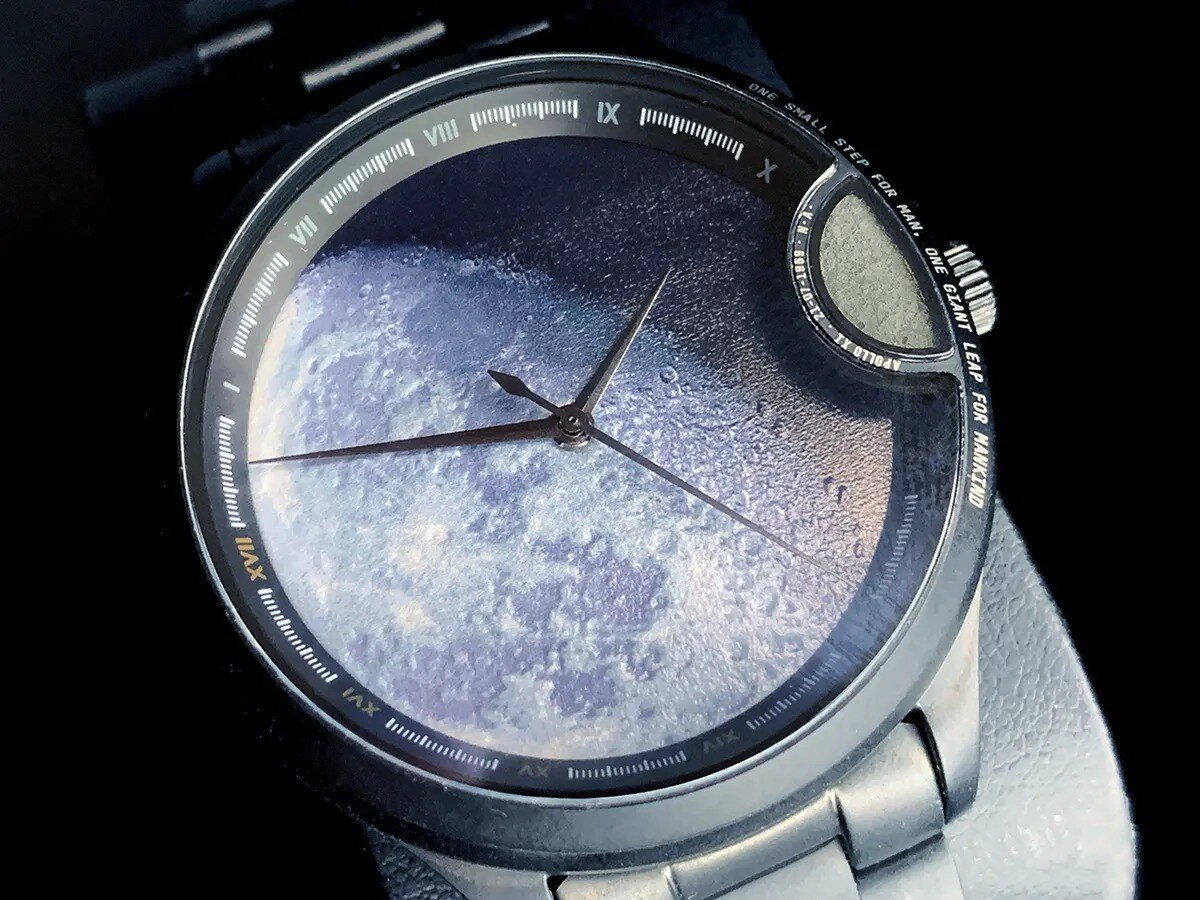    Часы LUNAR1,622 содержат в себе частичку Луны
