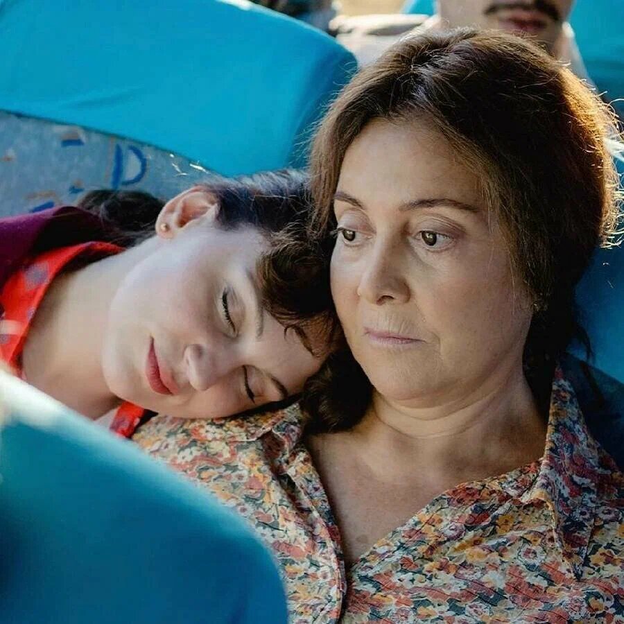 Зейнеп Абдулла (Бельгин) и Тильбе Саран (мама Бельгин)  (источник: kinopoisk.ru)