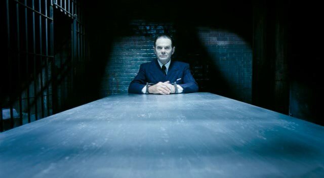 Камера символично знакомит нас с убийцей, как бы с опаской находясь на расстоянии. По мере развития диалога это расстояние начнёт сокращаться.