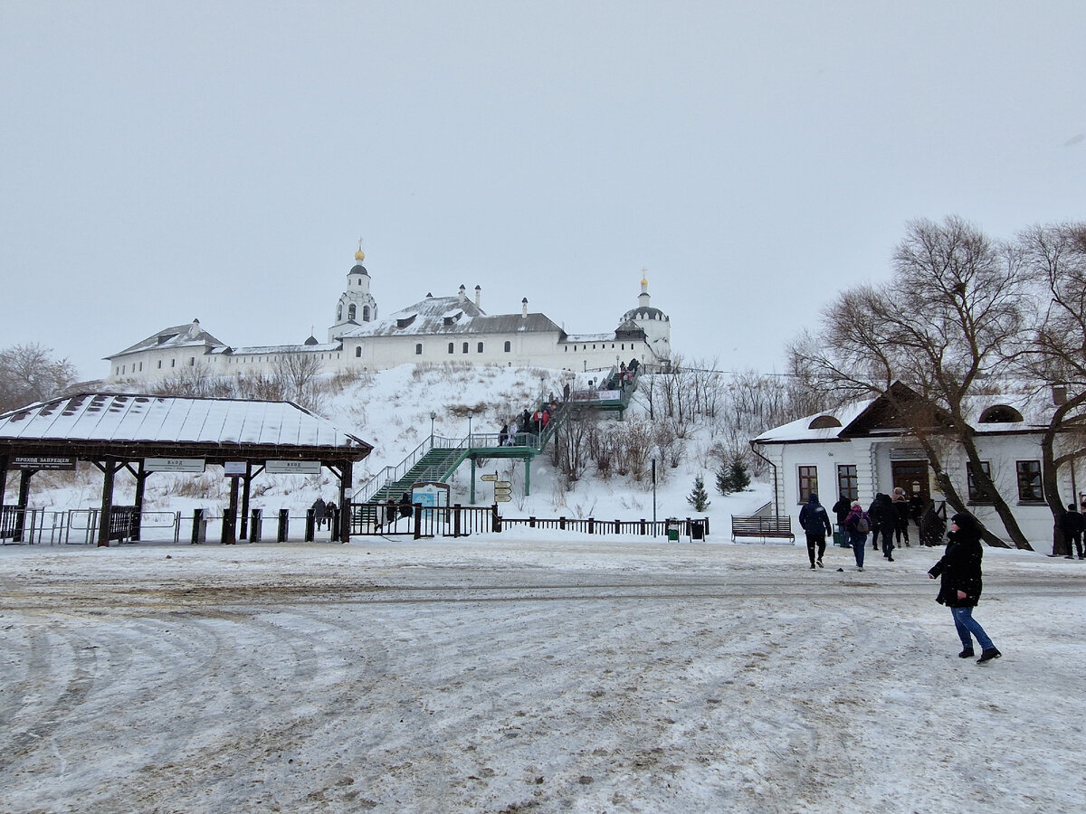  Возвышается Свято-Успенский Богородицкий мужской монастырь