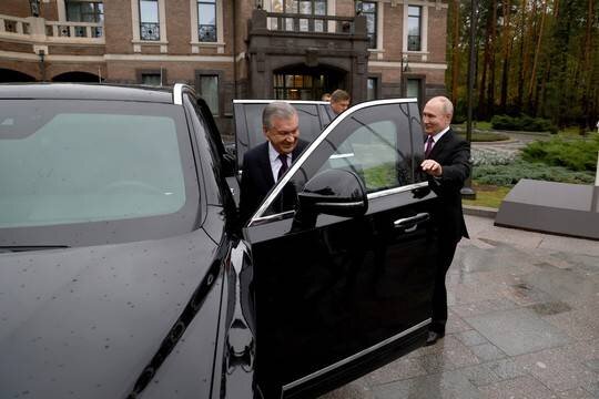    Владимир Путин сел за руль и прокатил Шавката Мирзиеева на Aurus