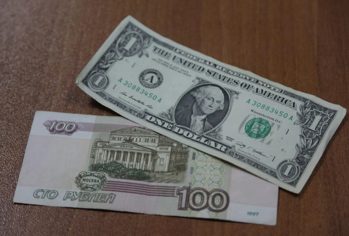 Рубль выше доллара. 100 Долларов в рублях. 75 Долларов в рублях. 200 Рублей стоят.